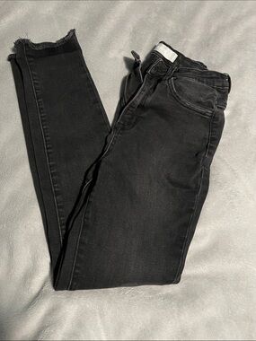 High-Rise Black Skinny Jeans with Frayed Hem